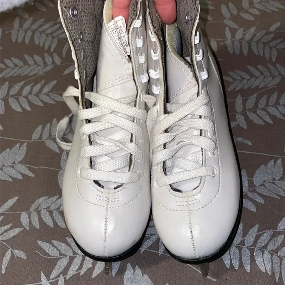 DBX Kids White Ice Skates - Picture 5 of 8